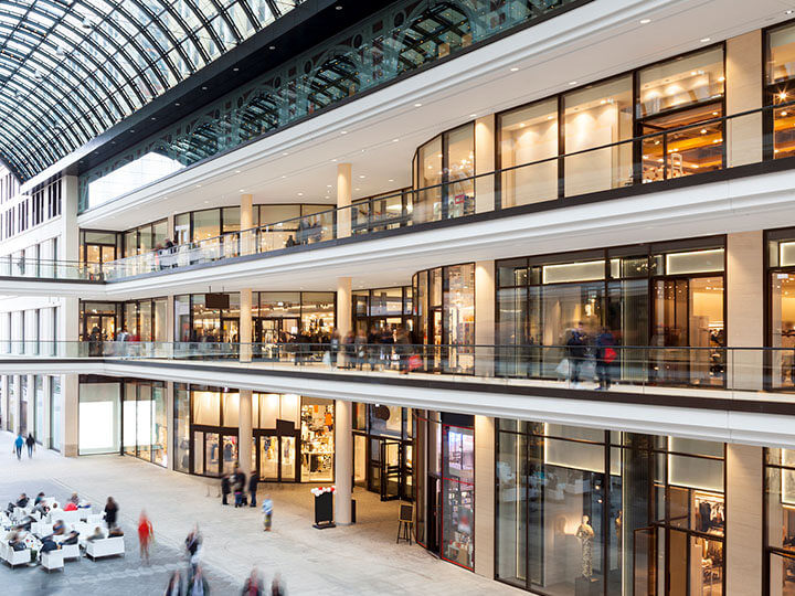 Interiér velkého nákupního centra