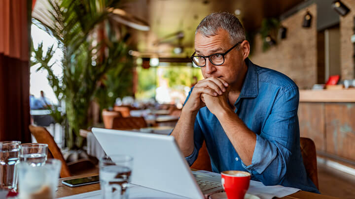 ustaraný muž při pohledu na počítač