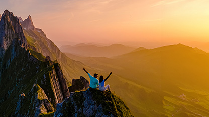 pohled z vrcholu vysokého svahu při západu slunce