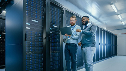 IT odborníci v serverovně