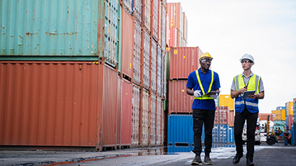 pracovníci v kontejnerovém terminálu