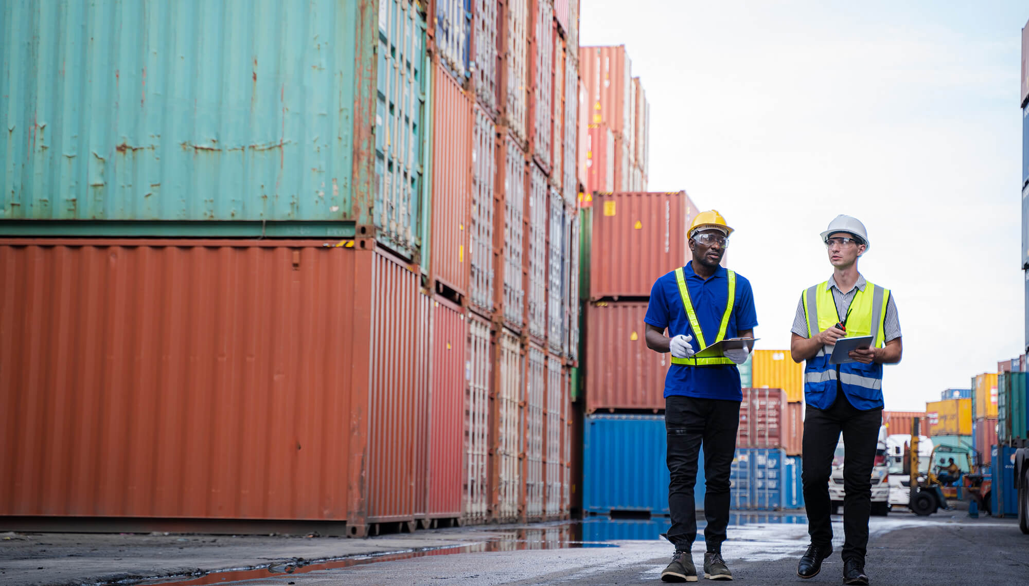 pracovníci v kontejnerovém terminálu
