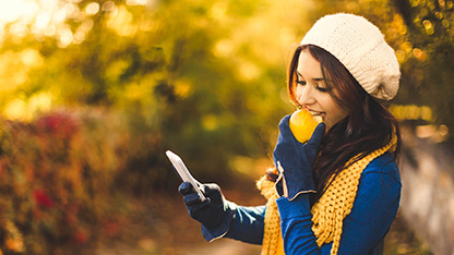 osoba jíst jablko kontrolní zařízení