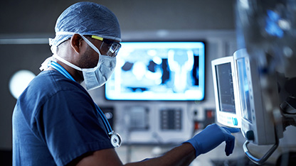 lékař s přístrojem