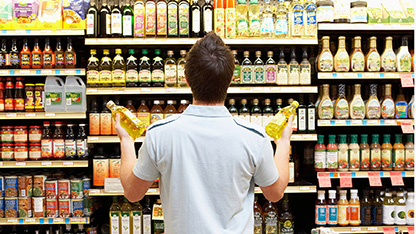 muž vybírá produkt v obchodě