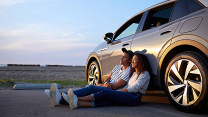 mladý pár relaxaci u svého auta